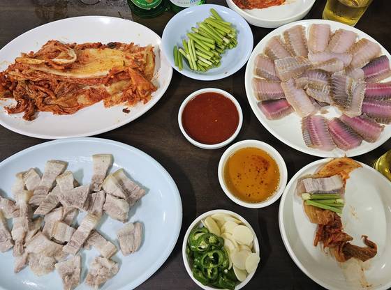 ‘안주나라’에선 주인장이 직접 잘 숙성시킨 묵은지에 적당히 삭힌 홍어회, 야들야들하게 삶은 돼지 수육을 돌돌 싸준다. [사진 이승훈]