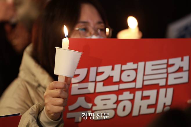 23일 서울 광화문 광장에서 더불어민주당이 주최한 ‘김건희·윤석열 국정농단 규탄 및 특검 촉구’ 4차 장외집회와 ‘김건희-채상병 특검 추진! 국정농단 규명! 윤석열을 거부한다 2차 시민행진’이 잇따라 열리고 있다. 이준헌 기자