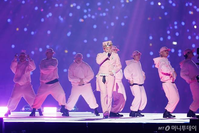 가수 지드래곤이 23일 일본 오사카 쿄세라 돔에서 열린 '2024 마마 어워즈'(MAMA AWARDS) 레드카펫 행사에 참석해 멋진 무대를 선보이고 있다. /사진=머니투데이 DB