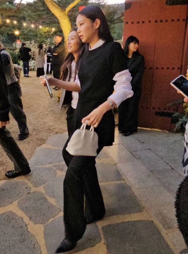 결혼식에 참석한 ‘블랙핑크’ 멤버 제니 [온라인 커뮤니티]