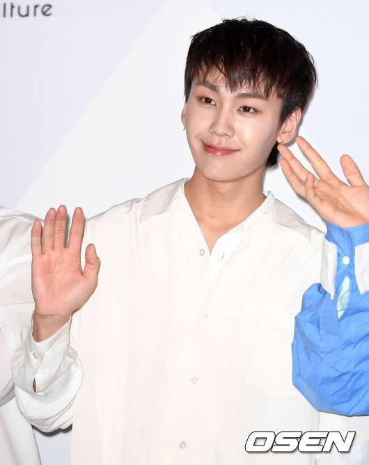 [OSEN=이대선 기자] 17일 오후 서울 롯데몰 김포공항점에서 그룹 비투비 사인회가 열렸다.그룹 비투비 정일훈이 포토타임을 갖고 있다./sunday@osen.co.kr