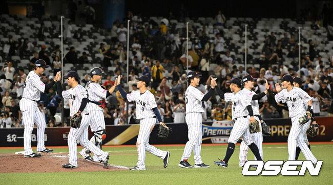 [OSEN=타이베이(대만), 이대선 기자] 한국 야구대표팀이 또 다시 일본의 벽을 넘지 못했다.&nbsp;류중일 감독이 이끄는 한국 야구대표팀은 15일 대만 타이베이 타이베이돔에서 열린 2024 WBSC 프리미어12 B조 조별예선 일본과의 3차전에서 3-6으로 패했다.경기 후 일본 대표팀이 승리의 기쁨을 나누고 있다. 2024.11.15 /sunday@osen.co.kr