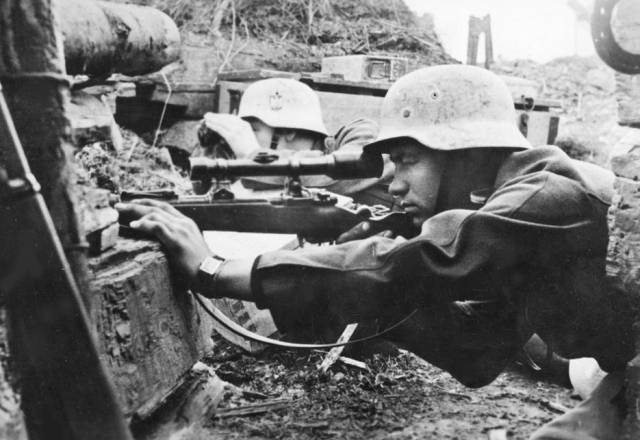 ▲ 1943년 동부전선의 독일군 저격수. 제2차 세계대전에서 싸운 1,800만 독일군이 모두 유대인을 죽이지 못해 안달했던 골수 나치라 말할 수는 없다. ⓒEbert, 위키미디어