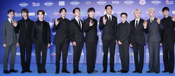 세븐틴 버논(왼쪽부터)과 디에잇, 디노, 도겸, 조슈아, 에스쿱스, 민규, 우지, 승관, 호시, 원우가 23일 일본 오사카 쿄세라 돔에서 열린 '2024 마마 어워즈'(MAMA AWARDS) 레드카펫 행사에 참석해 포즈를 취하고 있다. 뉴스1