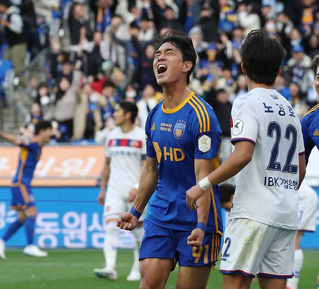 울산 HD 박주영이 23일 울산 문수축구경기장에서 열린 K리그1 수원FC전 팀의 4번째 골을 넣고 환호하고 있다. 연합뉴스