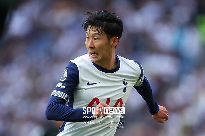 ▲ 당분간 손흥민 이적은 이뤄지지 않을 것이란 이야기가 나왔다. 독일 매체 '스카이 스포츠'에서 활동 중인 플로리안 플레텐베르크 기자는 23일(한국시간) 자신의 SNS(사회관계망서비스)를 통해 "손흥민은 다음 시즌에도 토트넘에서 뛸 거다. 토트넘은 이를 100% 확신한다"고 알렸다. 최근 계속해서 불거지고 있는 손흥민 이적설을 정면으로 반박한 것이다. 손흥민은 사우디아라비아, PSG(파리 생제르맹), 튀르키예 갈라타사라이 등 다양한 팀들의 관심을 받았다. 토트넘은 손흥민에게 1년 연장 팀 옵션을 발동할 전망이다. 당장 이적은 없더라도 내년 여름 토트넘은 또 다시 손흥민 재계약을 놓고 결정해야 한다.