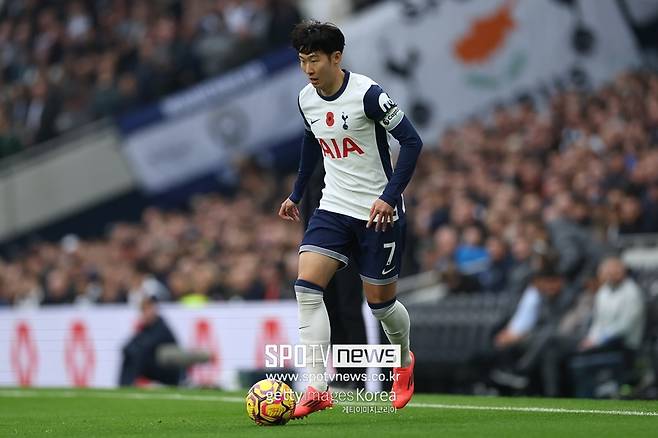 ▲ 당분간 손흥민 이적은 이뤄지지 않을 것이란 이야기가 나왔다. 독일 매체 '스카이 스포츠'에서 활동 중인 플로리안 플레텐베르크 기자는 23일(한국시간) 자신의 SNS(사회관계망서비스)를 통해 "손흥민은 다음 시즌에도 토트넘에서 뛸 거다. 토트넘은 이를 100% 확신한다"고 알렸다. 최근 계속해서 불거지고 있는 손흥민 이적설을 정면으로 반박한 것이다. 손흥민은 사우디아라비아, PSG(파리 생제르맹), 튀르키예 갈라타사라이 등 다양한 팀들의 관심을 받았다. 토트넘은 손흥민에게 1년 연장 팀 옵션을 발동할 전망이다. 당장 이적은 없더라도 내년 여름 토트넘은 또 다시 손흥민 재계약을 놓고 결정해야 한다.