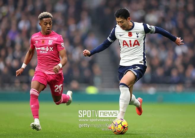 ▲ 당분간 손흥민 이적은 이뤄지지 않을 것이란 이야기가 나왔다. 독일 매체 '스카이 스포츠'에서 활동 중인 플로리안 플레텐베르크 기자는 23일(한국시간) 자신의 SNS(사회관계망서비스)를 통해 "손흥민은 다음 시즌에도 토트넘에서 뛸 거다. 토트넘은 이를 100% 확신한다"고 알렸다. 최근 계속해서 불거지고 있는 손흥민 이적설을 정면으로 반박한 것이다. 손흥민은 사우디아라비아, PSG(파리 생제르맹), 튀르키예 갈라타사라이 등 다양한 팀들의 관심을 받았다. 토트넘은 손흥민에게 1년 연장 팀 옵션을 발동할 전망이다. 당장 이적은 없더라도 내년 여름 토트넘은 또 다시 손흥민 재계약을 놓고 결정해야 한다.