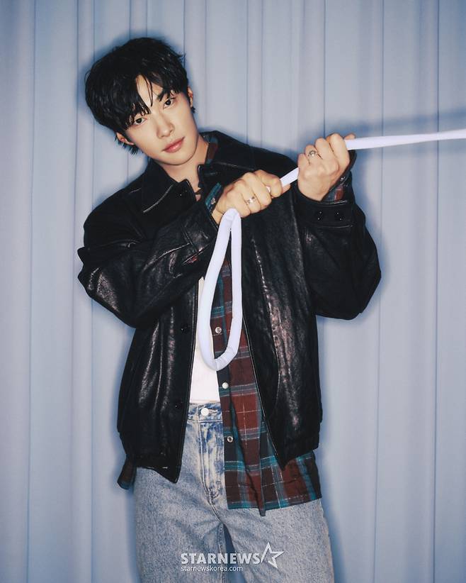 배우 우도환이 13일 오전 서울 종로구 삼청로의 한 카페에서 진행된 넷플릭스 시리즈 'Mr.플랑크톤' 관련 인터뷰를 위해 포즈를 취하고 있다.  우도환은 극 중 세상을 부유하는 플랑크톤처럼 세상을 살다가 인생을 뒤흔드는 충격적 소식을 접하고 방랑을 떠나는 '해조' 역을 맡았다. / 사진제공=넷플릭스 /사진=김창현 chmt@