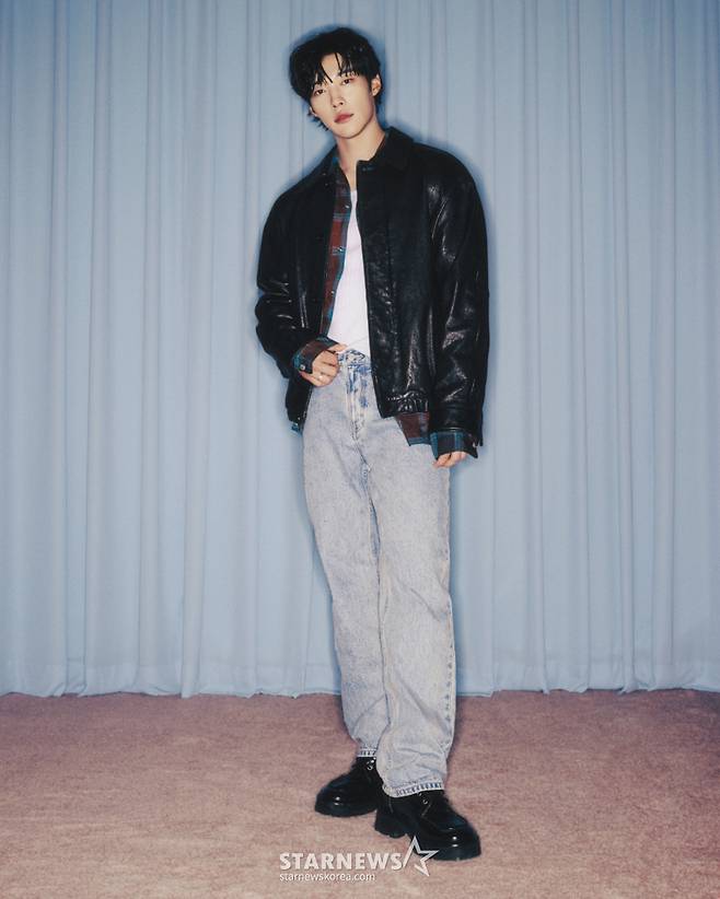 배우 우도환이 13일 오전 서울 종로구 삼청로의 한 카페에서 진행된 넷플릭스 시리즈 'Mr.플랑크톤' 관련 인터뷰를 위해 포즈를 취하고 있다.  우도환은 극 중 세상을 부유하는 플랑크톤처럼 세상을 살다가 인생을 뒤흔드는 충격적 소식을 접하고 방랑을 떠나는 '해조' 역을 맡았다. / 사진제공=넷플릭스 /사진=김창현 chmt@