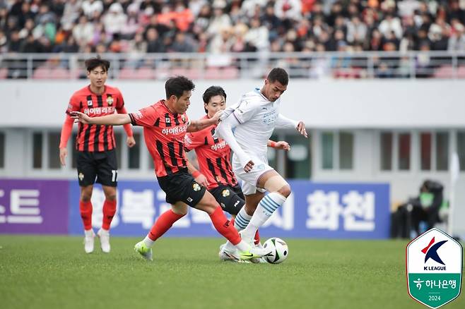 김영빈(왼쪽)과 조르지가 경합하고 있다. /사진=한국프로축구연맹 제공