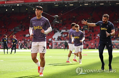 글로벌 중계채널로 유명한 비인스포츠는 23일 손흥민이 내년 6월 토트넘 떠난다고 알렸다. 매체는 '토트넘 홋스퍼의 가장 유명한 스타 중 한 명인 손흥민의 미래가 윤곽을 드러내고 있다. 32살 손흥민은 계약이 끝나는 내년 시즌 말에 런던 구단(토트넘)을 떠난다. 토트넘에서 419경기에 출전, 165골을 넣고 87개의 어시스트를 기록한 이 공격수는 최근 갈라타사라이를 포함한 다른 클럽들과 연결됐다, 아시아 등에도 문이 열려 있다'고 했다. 토트넘이 행사할 수 있는 1년 옵션을 부정했다. 연합뉴스