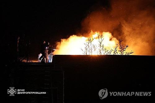 러시아의 미사일 공격을 받은 우크라이나 드니프로 [AFP 연합뉴스 자료사진/UKRAINIAN EMERGENCY SERVICE]