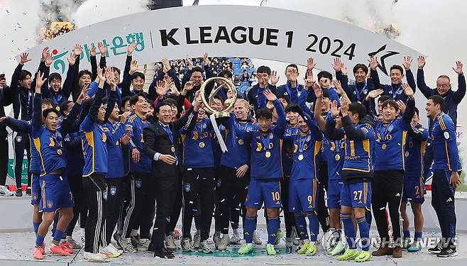 트로피 들어올리는 김판곤 감독과 선수들 (울산=연합뉴스) 김용태 기자 = 23일 울산 문수축구경기장에서 하나은행 K리그1 2024 우승팀인 울산 HD 김판곤 감독과 선수들이 우승 트로피를 들어올리고 있다. 2024.11.23 yongtae@yna.co.kr