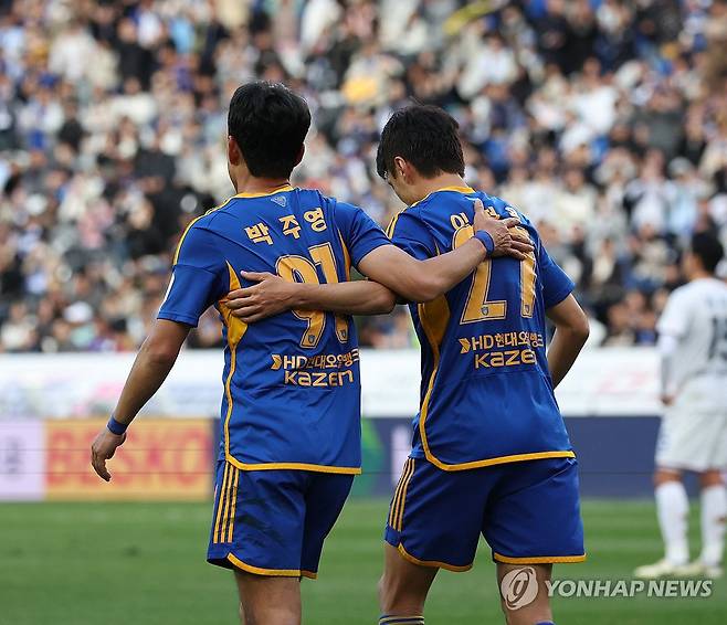 골 합작한 박주영-이청용 (울산=연합뉴스) 김용태 기자 = 23일 울산 문수축구경기장에서 열린 프로축구 하나은행 K리그1 2024 울산 HD와 수원FC의 경기에서 울산 박주영이 팀의 네 번째 골을 넣고 이청용과 기뻐하고 있다. 2024.11.23 yongtae@yna.co.kr