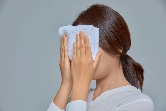 하루 2회, 10분 정도씩 온찜질을 하면 눈꺼풀 내 기름샘에서 기름이 원활히 분비돼 눈물이 공기 중으로 증발되는 것을 막을 수 있다. [사진=게티이미지뱅크]