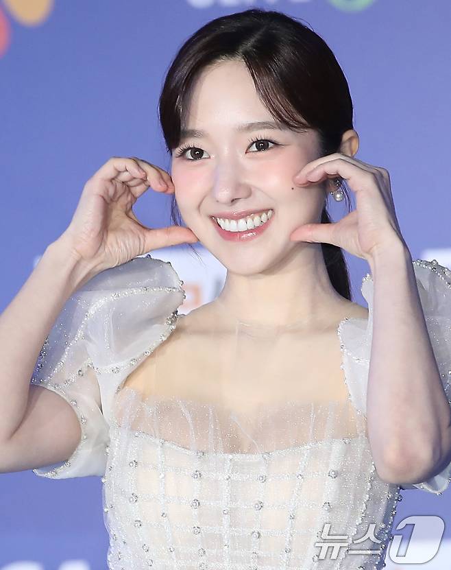 아나운서 출신 방송인 이혜성이 22일 일본 오사카 쿄세라 돔에서 열린 '2024 마마 어워즈'(MAMA AWARDS) 레드카펫 행사에 참석해 볼 하트 포즈를 그리고 있다. ⓒ News1 권현진 기자