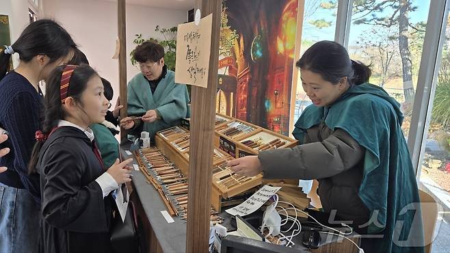24일 대전 유성구 국립중앙과학관에서 '마법학교 수학여행'에 참가한 한 어린이가 목공샤프를 고르고 있다. 2024.11.24 /뉴스1 ⓒ News1 허진실 기자