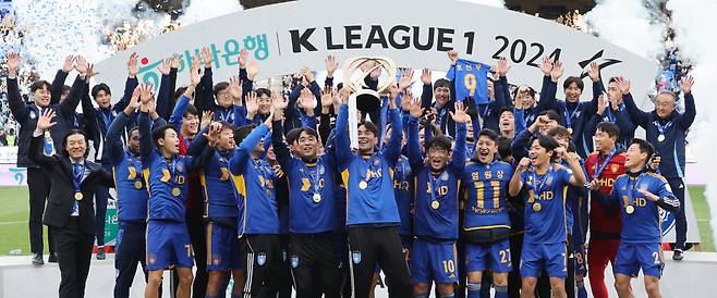 울산 HD, K리그1 우승

    (울산=연합뉴스) 김용태 기자 = 23일 울산 문수축구경기장에서 하나은행 K리그1 2024 우승팀인 울산 HD가 우승 세리머니를 하고 있다. 2024.11.23