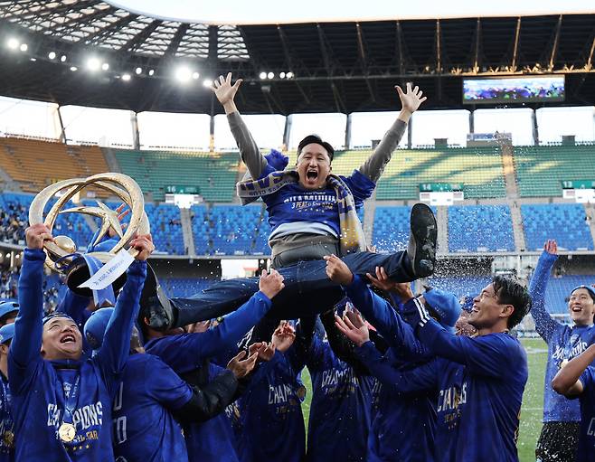 헹가래 받는 정기선 HD현대 수석부회장

    (울산=연합뉴스) 김용태 기자 = 23일 울산 문수축구경기장에서 하나은행 K리그1 2024 우승팀 울산 HD 선수들이 정기선 HD현대 수석부회장을 헹가래하고 있다. 2024.11.23