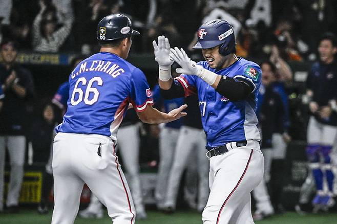 선제 홈런을 친 후 기뻐하는 린자정(오른쪽). 사진=WBSC