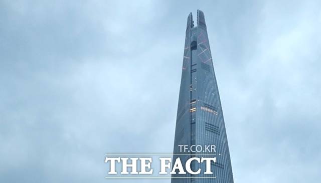 롯데그룹이 지난 21일 유동성 위기설과 관련해 설명 자료를 내고 "안정적 유동성을 유지하고 있다"고 밝혔다. /더팩트 DB