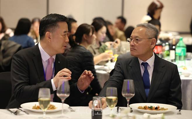 유인촌 문화체육관광부 장관이 22일 중국 상하이 큐브호텔 펑션룸에서 열린 중국 전담여행사 방한 우수상품 설명회에 참석해 서영충 한국관광공사 사장직무대행과 대화를 나누고 있다./사진=문화체육관광부