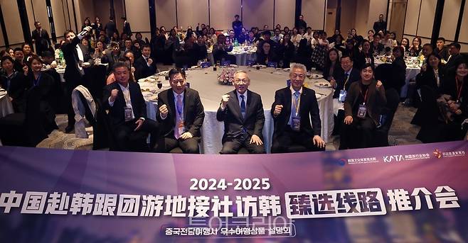 유인촌 문화체육관광부 장관이 22일 중국 상하이 큐브호텔 펑션룸에서 열린 중국 전담여행사 방한 우수상품 설명회에 참석해 기념촬영을 하고 있다./사진=문화체육관광부