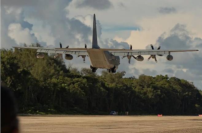 미 해병대 소속 KC-130J 수송기가 지난 7월 2차대전 격전지였던 팔라우 펠릴리우섬의 활주로에 착륙하고 있다. 미군은 이곳을 공군기지로 전환하는 공사를 진행 중이다. /미 국방부 DVIDS