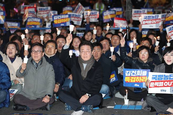 이재명 대표를 비롯한 더불어민주당 의원들이 지난 23일 서울 광화문 북측광장 앞 도로에서 열린 ‘김건희·윤석열 국정 농단 규탄 및 특검 촉구 4차 국민행동의 날’ 행사에 참석해 구호를 외치고 있다. /전기병 기자
