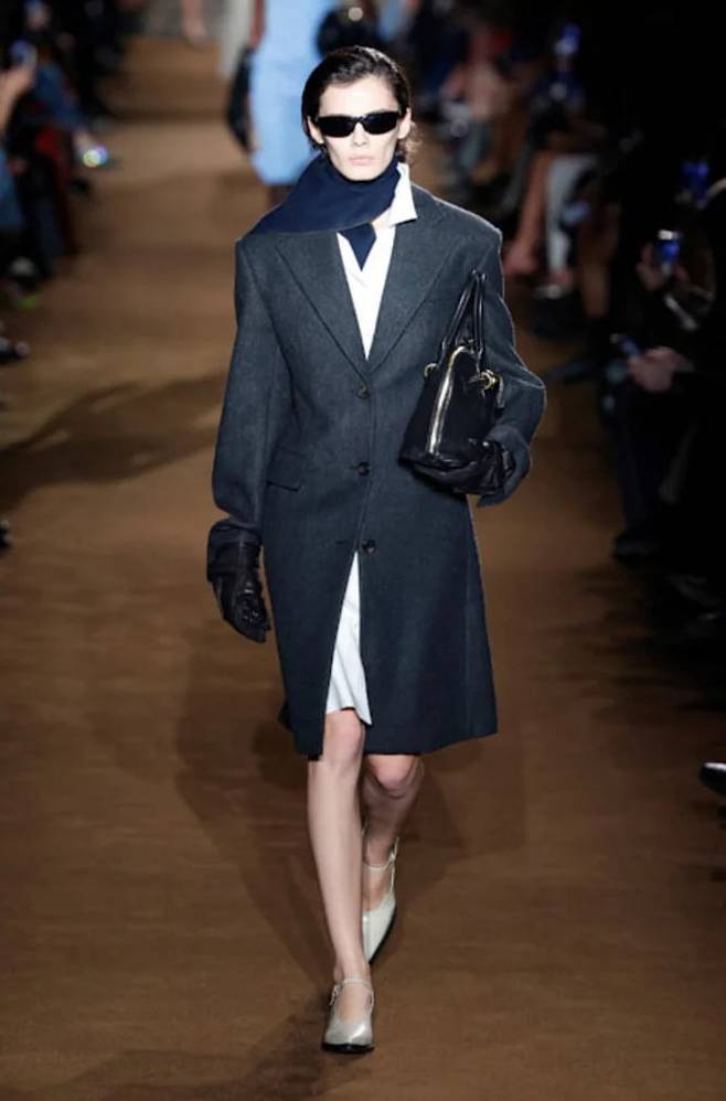 싱글 브레스티드 테일러드 코트. 미우 미우.