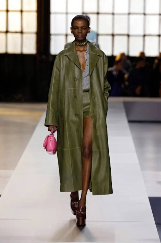 이번 시즌 가죽 롱코트 유행이 이어지고 있다. 구찌.