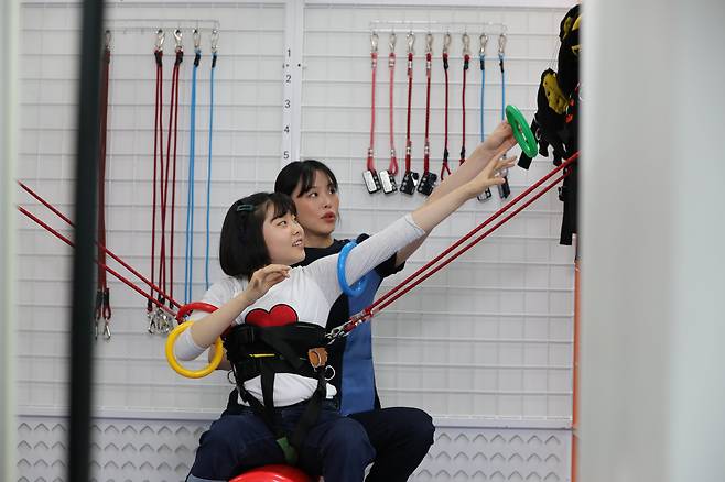 푸르메재단 넥슨어린이재활병원에서 어린이가 재활 치료를 받고 있다. /HD현대