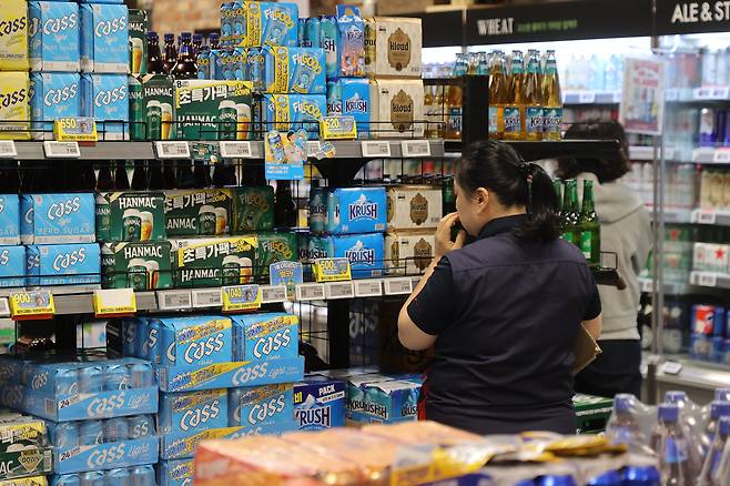 서울 용산구 이마트 용산점에 맥주 판매대 모습. /연합뉴스