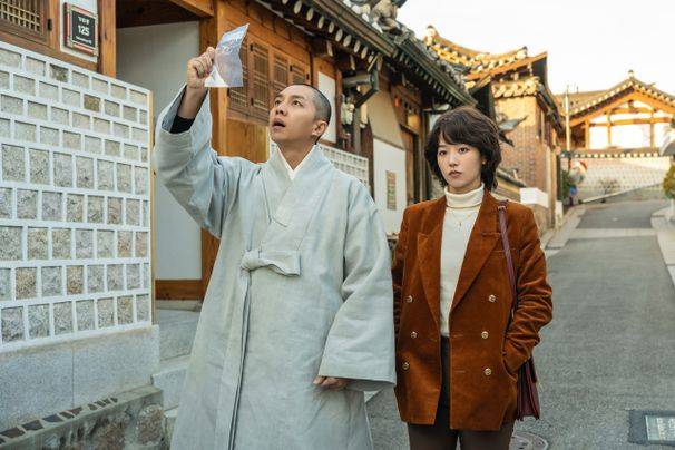 인생 연기 경신 이승기, 못 알아볼 만큼 복고풍 변화를 준 강한나 ⓒ