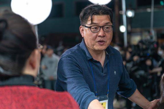 데뷔작 ‘변호인’으로 단숨에 천만 감독, 양우석의 신작 ‘대가족’. ‘강철비’까지 세 글자 흥행작의 주인공 ⓒ