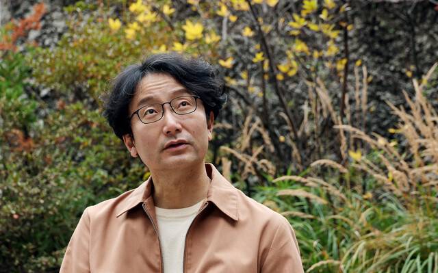 세월호 김관홍 잠수사 모델로 영화 만드는 정윤철 감독이 지난 20일 서울 마포 한겨레신문사에서 인터뷰에 앞서 포즈를 취하고 있다. 김경호 선임기자 jijae@hani.co.kr