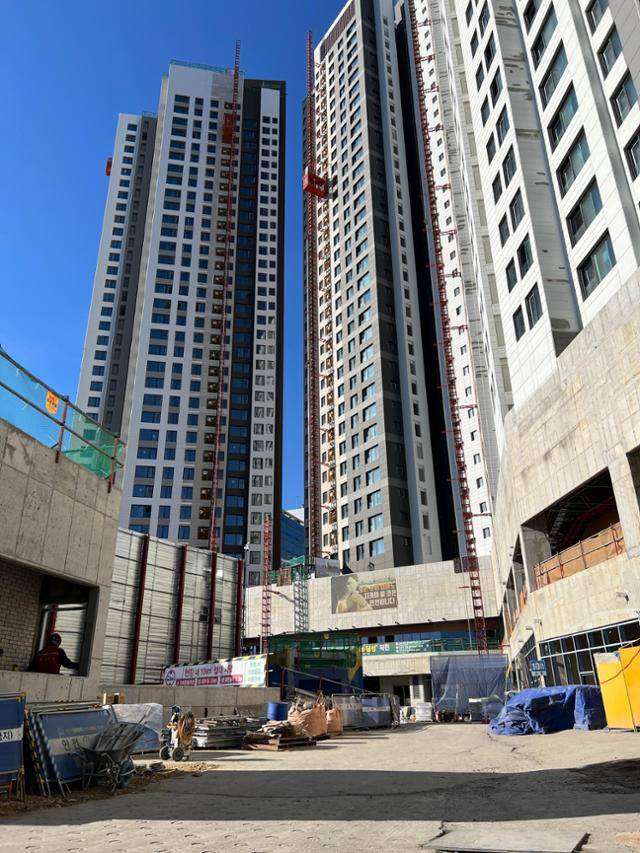 18일 찾아간 서울 성동구 청계SK뷰 아파트 건설 현장. 건물 안에서 내장 공사가 한창이었다. 김민호 기자