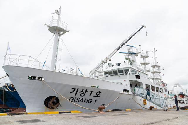 한국은 삼면이 바다지만 현재 기상청이 보유한 해상기상관측선은 2011년 도입한 498톤급 기상 1호가 전부다. 미국은 3,000톤급을 포함해 총 15척의 기상관측선을 운용 중이고, 일본도 1,500톤급 두 척을 보유했다. 이에 3,000톤급 기상관측선 도입 필요성에 대한 연구가 국내에서 진행 중이다. 기상청 제공