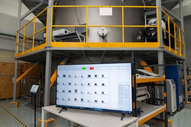 지난 20일 제주 서귀포시 국립기상과학원에 설치된 구름물리챔버의 모습. 에어로졸챔버에서 만든 구름씨앗을 구름챔버에 넣고 온도를 0도 이하로 서서히 낮추면 빙정(얼음 결정)의 발달 과정을 실시간으로 확인할 수 있다. 구름은 수증기가 응결해 생긴 작은 물방울과 얼음 알갱이를 뜻한다. 구름씨앗으로 불리는 구름응결핵은 보통 0.0002㎜(0.2μm)이고, 구름방울은 0.02㎜(20μm), 빗방울은 2㎜ 정도다. 기상청 제공