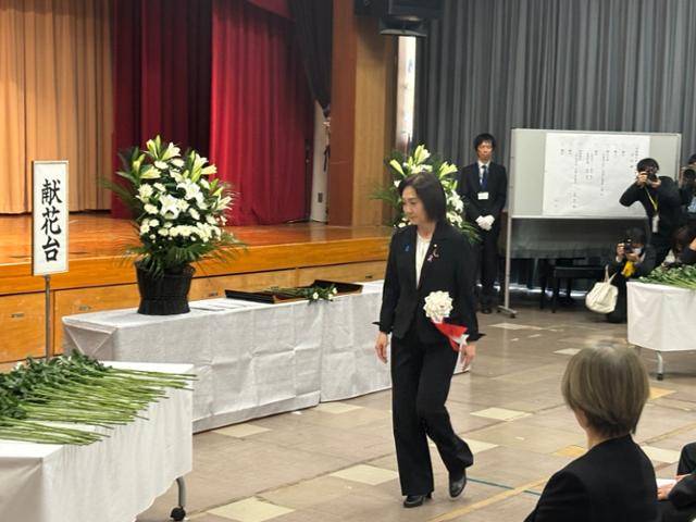 이쿠이나 아키코(가운데) 일본 외무성 정무관이 24일 일본 니가타현 사도시 사도섬 아이카와개발종합센터에서 열린 '사도섬 광산 추도식'에 일본 정부 대표자로 참석해 헌화하기 위해 헌화대로 이동하고 있다. 사도=류호 특파원