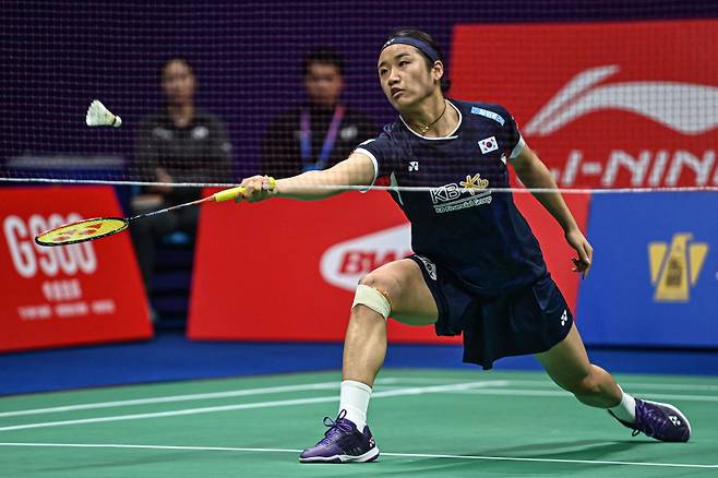 <yonhap photo-2695=""> South Korea's An Se-young hits a return against Japan's Tomoka Miyazaki during the women's singles semi-final match of the BWF World Tour China Masters 2024 badminton tournament in Shenzhen, in southern China's Guangdong province on November 23, 2024. (Photo by STRINGER / AFP) / China OUT/2024-11-23 15:46:15/ <저작권자 ⓒ 1980-2024 ㈜연합뉴스. 무단 전재 재배포 금지, AI 학습 및 활용 금지></yonhap>