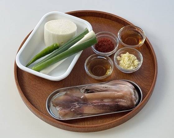 오징어 뭇국의 재료. 사진 이정웅