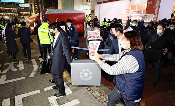 '간첩단 의혹'과 관련해 압수수색을 마친 국가정보원 관계자들이 지난해 1월 18일 오후 서울 정동 민주노총에서 압수물품을 들고 나오고 있다. 뉴시스