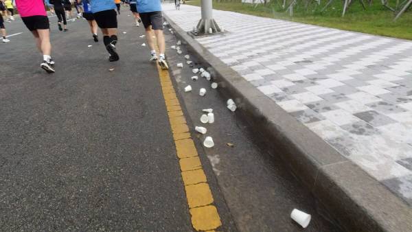 바닥에 버려진 일회용컵