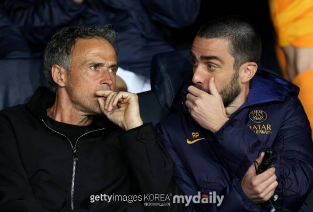 프랑스 매체 풋메르카토는 24일 '바이에른 뮌헨과의 경기를 앞두고 루이스 엔리케 감독이 미친 공격 전개를 펼쳤다. 루이스 엔리케 감독은 툴루즈전에서 공격수 4명을 배치했지만 누구도 자신의 역할을 제대로 이해하지 못하는 모습을 보였다'는 뜻을 나타냈다./게티이미지코리아