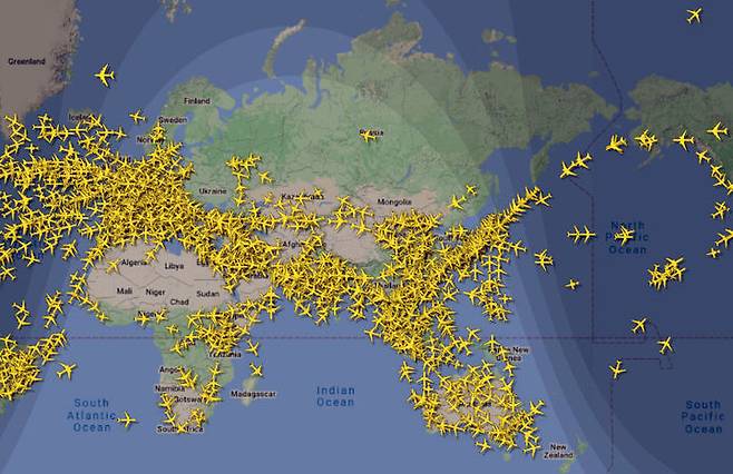 [서울=뉴시스] 항공기 위치정보 사이트인 '플라이트레이더24(flightradar24)에 항공기들이 러시아 영공을 우회하고 있다. 2024.11.24. (사진=flightradar24 캡쳐) photo@newsis.com *재판매 및 DB 금지