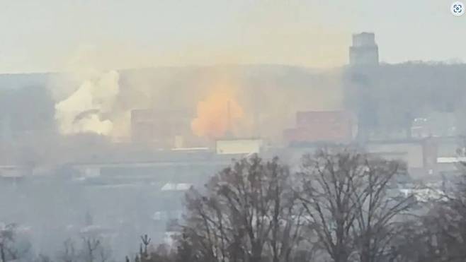 [서울=뉴시스]러시아 항공 당국은 10일 우크라이나 잠재적 드론 공격 위험 때문에 모스크바의 도모데도보, 주코프스키, 셰레메티예보 국제공항을 잠정적으로 폐쇄했다. 사진은 9일 새벽 러시아 툴라의 화학공장이 우크라이 드론의 공격을 받는 모습. <사진 출처 : CNN> 2024.11.10.