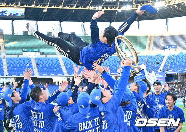 [OSEN=울산, 이석우 기자] 23일 울산 문수축구경기장에서 하나은행 K리그1 2024 울산 HD의 우승 세리머니가 열렸다.  울산 HD는 1996년, 2005년에 이어 창단 후 사상 최초로 3연패를 달성하며 통산 다섯 번째 별을 가슴에 달았다. 성남FC(1993년~1995년, 2001년~2003년)와 2017년부터 2021년까지 무려 5년 연속 K리그1을 제패한 전북 현대에 이어 세 번째로 3연패를 달성했다. 울산 HD 박주영이 선수들의 우승 헹가래를 받고 있다. 2024.11.23 / foto0307@osen.co.kr