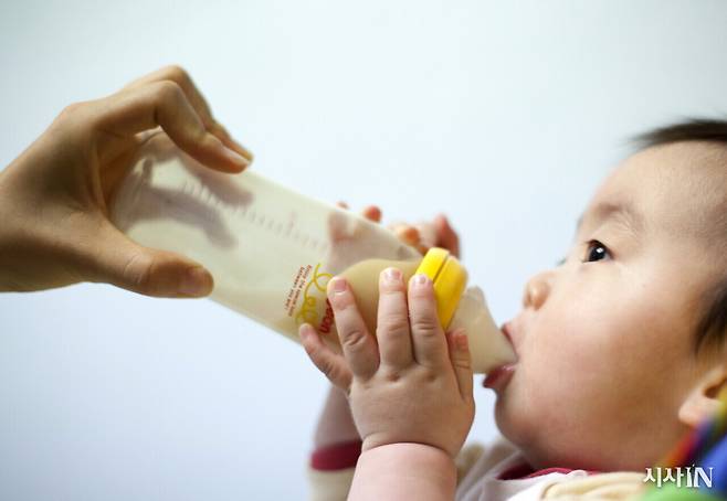 신생아 때에는 입안에 쓴맛 수용체가 많아서 못 먹는 음식이 많다.ⓒ시사IN 포토